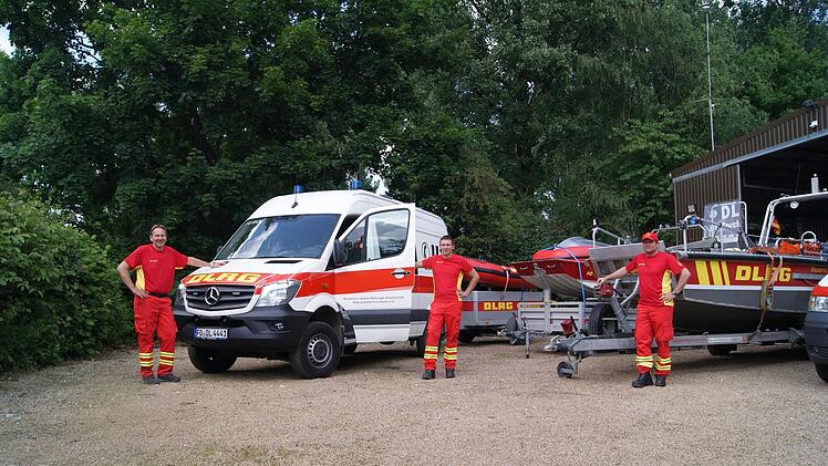 Ralf G&uuml;gel, Mario Gro&szlig;kopf und Matthias Kestler vom DLRG Forchheim pr&auml;sentieren ihren Fuhrpark auf der Schleuseninsel. Foto: Lucie Homann