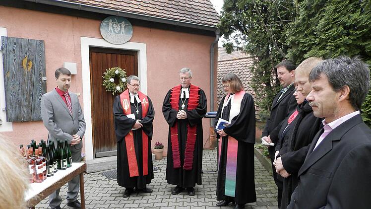 Gemeinsames Gebet: Regionalbischof Christian Schmidt und die Pfarrer Martin und Sabine Ost.