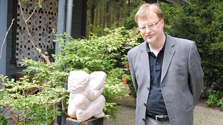 Reinhard Heinritz, 1954 in Hof geboren, studierte Germanistik, Anglistik und Philosophie in Erlangen, England und Salzburg und schloss sein Studium mit Staatsexamen und Promotion ab. Der Gymnasiallehrer war zwischenzeitlich auch als Privatdozent im Bereich Neuere deutsche Literaturwissenschaft an der Universität Bamberg tätig.