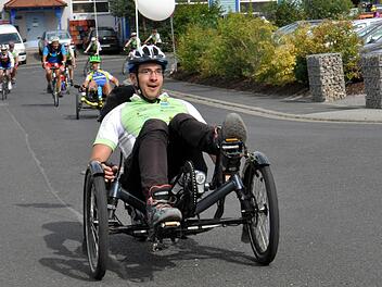 Wieder ist eine Etappe geschafft: Werkstatt-Mitarbeiter Thomas Gensler (30) bei der Einfahrt vor der Lebenshilfe-Werkstatt. Foto: Rainer Lucas