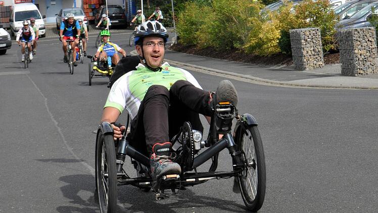 Wieder ist eine Etappe geschafft: Werkstatt-Mitarbeiter Thomas Gensler (30) bei der Einfahrt vor der Lebenshilfe-Werkstatt. Foto: Rainer Lucas