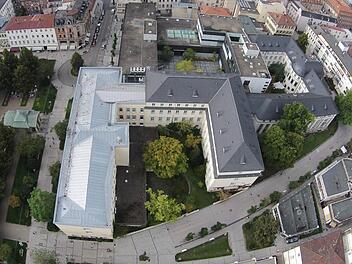 Diese Luftbild zeigt die Liegenschaft des Freistaates neben dem Kurgarten kurz vor dem Abriss des Kurhaushotels (links) und des Kurgastzentrums (dahinter). In der Mitte steht der Neumann-Flügel, rechts schließt sich das Kurhausbad an. Die Zukunft des gesamten Areals ist aktuell noch offen. Foto: Saale-Zeitung/Archiv