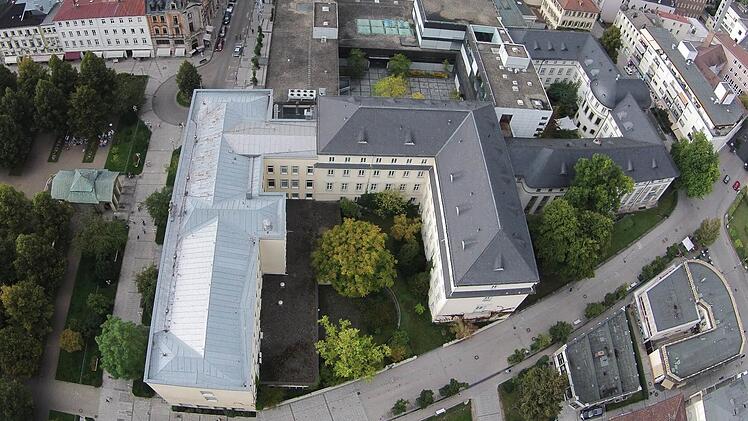 Diese Luftbild zeigt die Liegenschaft des Freistaates neben dem Kurgarten kurz vor dem Abriss des Kurhaushotels (links) und des Kurgastzentrums (dahinter). In der Mitte steht der Neumann-Flügel, rechts schließt sich das Kurhausbad an. Die Zukunft des gesamten Areals ist aktuell noch offen. Foto: Saale-Zeitung/Archiv