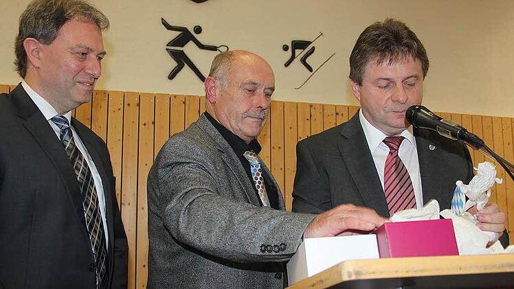 Bei der Verabschiedung von Bürgermeister Klaus Löffler mit den Fraktionsvorsitzenden  Foto: Veronika Schadeck