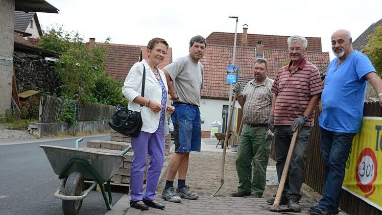 Von links: Anni Misch, Steffen Schärpf, Kurt Heid, Hilmar Gensler und Dieter Roth betrachten die Arbeit.  Fotos: Elisabeth Assmann
