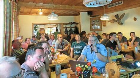 Stadbaumeister Andreas Ender erläutert die Planungen zur Sanierung des Schulgebäudes. Foto: Monika Schütz
