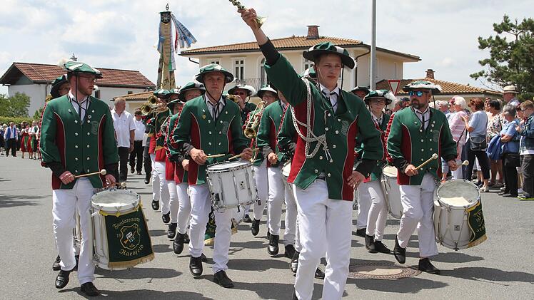 Eine echte Augenweide waren die Kost&uuml;me des Fanfarenzuges Raesfeld in Nordrhein-Westfalen.Sonny Adam