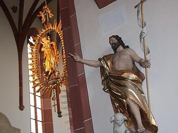 Die Statue von St. Johannes dem Täufer, Namensgeber der Hammelburger Stadtpfarrkirche, weist auf den Altarraum mit der Marienfigur hin.