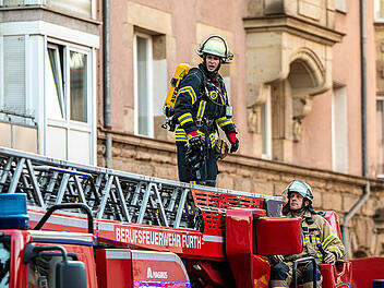 Wohnungsbrand in Mehrfamilienhaus in F&uuml;rth: Eine tote Person geborgen