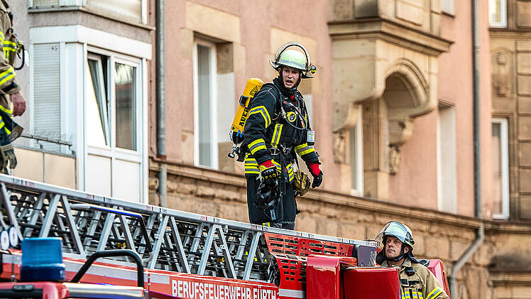Wohnungsbrand in Mehrfamilienhaus in F&uuml;rth: Eine tote Person geborgen
