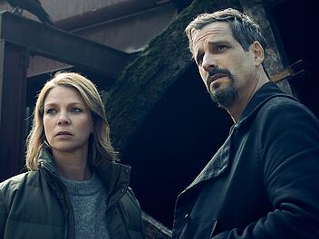 Maris Bächle (Jessica Schwarz) und Konrad Diener (Max von Thun) lösen im Zweiteiler "Vogelfrei - Ein Schwarzwaldkrimi" ihren vierten Fall. Aktuell geht es um den perfiden Tod eines Bräutigams am Mühlrad. Bald jedoch werden weitere Todesfälle offenbar.