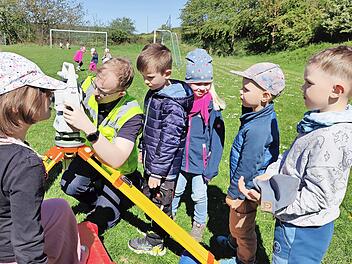 Aufmerksam lauschen die Kinder den Erkl&auml;rungen von ALE-Mitarbeiter Florian Ernst zum Tachymeter.