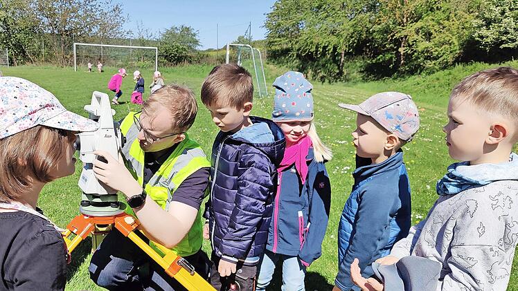 Aufmerksam lauschen die Kinder den Erkl&auml;rungen von ALE-Mitarbeiter Florian Ernst zum Tachymeter.
