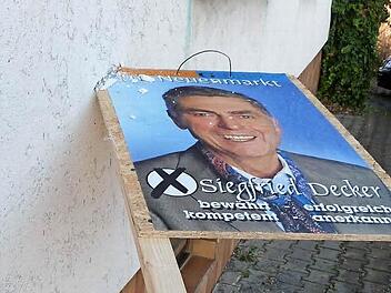 In Neuenmarkt wurde ein Werbeständer der Neuenmarkter Gemeinschaft, auf der Bürgermeisterkandidat Siegfried Decker abgebildet ist, in eine Hausfassade gerammt. Foto: Werner Reißaus