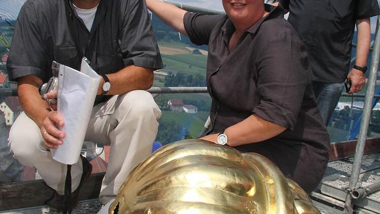 Eine Pfarrerin darf keine Höhenangst haben: Natürlich kraxelte Pfarrerin Kathrin Klinger das Gerüst hinauf bis zur obersten Kirchturmspitze, um höchstpersönlich die goldene Kugel zu befüllen.