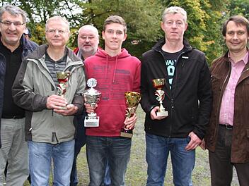 Sieger Johannes Feike (Mitte) mit dem Zweitplatzierten Uwe Süß (2. von rechts) und dem Drittplatzierten (Roland Nothaas (Zweiter von links). Die Pokalstifter Wolfgang Hoderlein (links) und Bürgermeister Wolfrum gratulierten ebenso wie Turnierleiter Nowack (hinten). Fotos: Sonja Adam