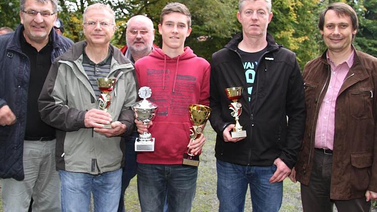 Sieger Johannes Feike (Mitte) mit dem Zweitplatzierten Uwe Süß (2. von rechts) und dem Drittplatzierten (Roland Nothaas (Zweiter von links). Die Pokalstifter Wolfgang Hoderlein (links) und Bürgermeister Wolfrum gratulierten ebenso wie Turnierleiter Nowack (hinten). Fotos: Sonja Adam