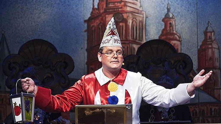 Erstmals erhält mit René Pschierer ein Büttenredner aus der Fastnachtshochburg Mainz den Sonderorden "Der Goldene Schuh", den der Mainleuser Carnevals Club alljährlich vergibt. Beim Mainzer Carnevals Verein verkörpert Pschierer den "Bajazz mit der Laterne". Foto: Klaus Benz