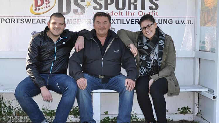 Die Mayers - ein sportliches Trio: Die beiden Kinder, Marco und Carina, rahmen Papa Gerhard Mayer im Auswechsel-Häuschen der Spvgg Hausen ein.  Foto: Leo Hühnlein