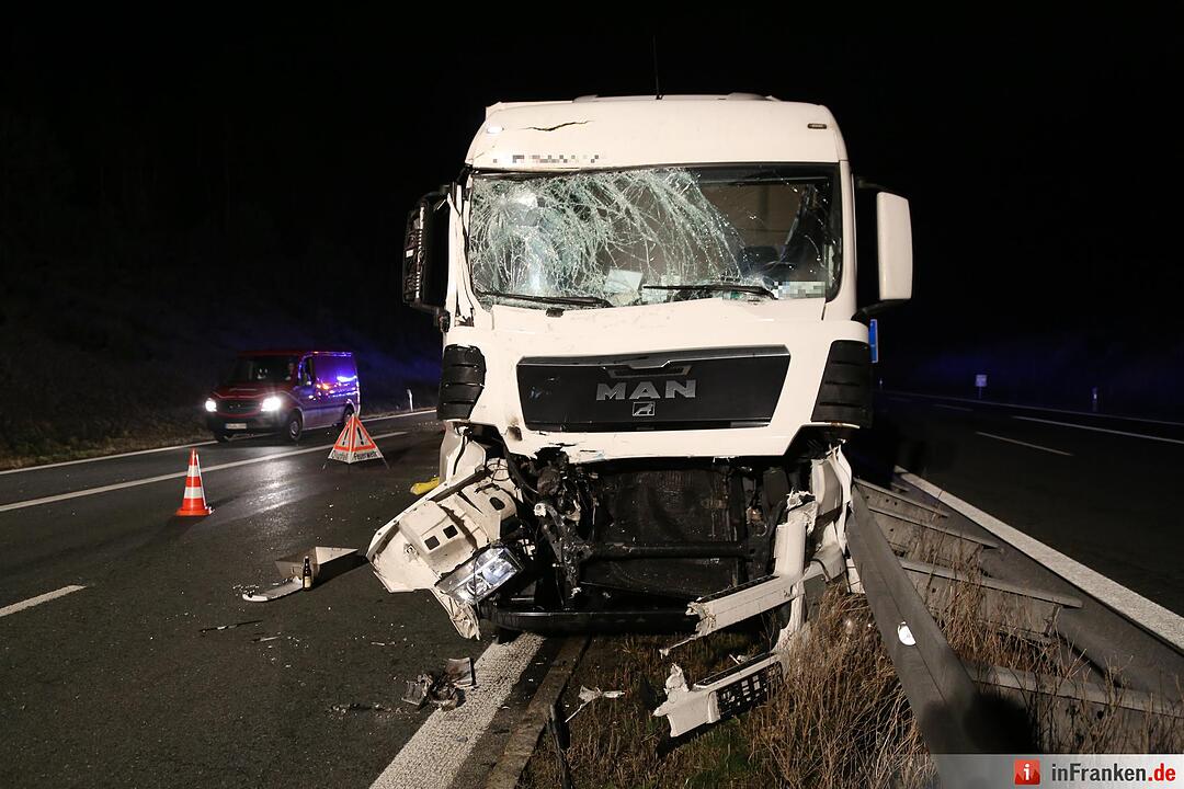 Sattelzug kracht in Gefahrgut-Lkw