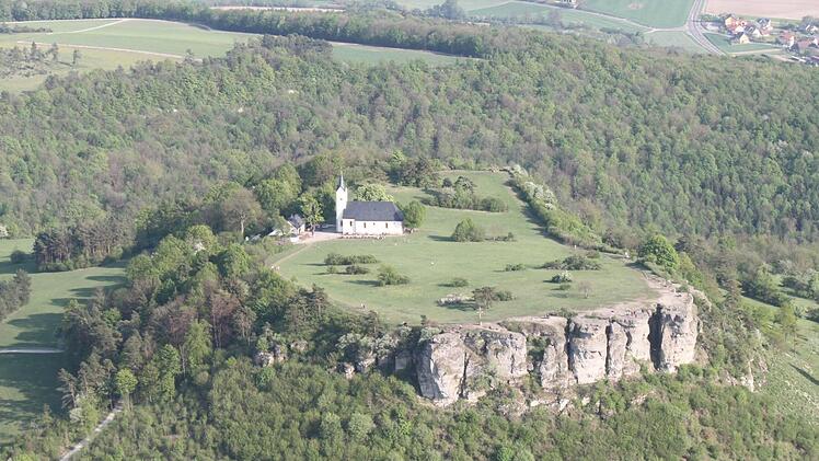 Der Staffelberg war vor 2000 Jahren eine keltische Stadt und ein politisches Machtzentrum. In dieser Zeit spielt der neue Roman, den der in Rattelsdorf lebende Autor Helmut Vorndran geschrieben hat. Foto: Matthias Einwag