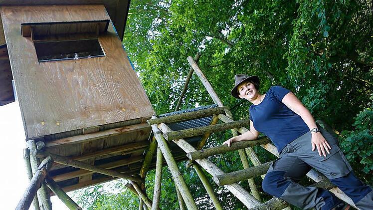 Jägerin Corinna Hemmer vor ihrer Kanzel im Geisfelder Forst: Sie ist auch schon mal eine Nacht durch gesessen. Fotos: Matthias Hoch