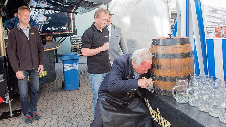 Mit dem offiziellen Bieranstich durch den Michelauer Bürgermeister Helmut Fischer wurde das Schützenfest eröffnet. Foto:kag