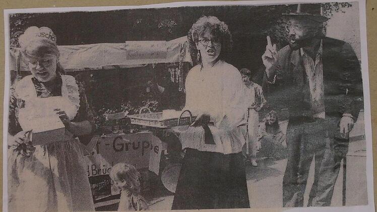Straßentheater beim Stadtfest am 21.6.1993: Die Eine-Gruppe-Mitglieder zeigten im Straßentheater auf, dass die Bauern für den Kaffee, den wir trinken, bluten.