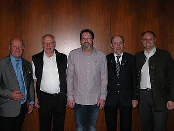 Unter der Leitung von  Paul Kolb (Vorsitzender des Sängerkreises Schweinfurt) fanden die Neuwahlen bei der Sängergruppe Bad Kissingen statt:  Stellvertretender Vorsitzender Elmar Brehm, Kassenverwalter Peter Seubert sowie  Vorsitzender Siegfried Gottwald und stellvertretender Vorsitzender Carsten Ahlers. Ewald Kiesel