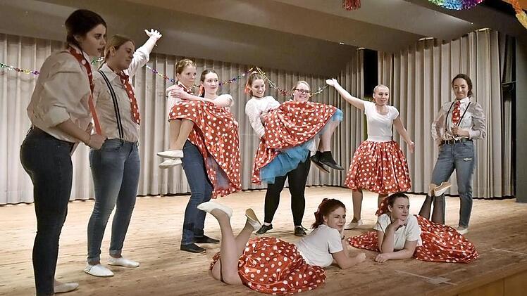 Die Garde des FC Hellingen erfreute die Zuschauer mit einem Tanz zur Melodie aus dem Musical "Grease". Die Aufführung gehörte zu den vielen bunten Nummern der Faschingsveranstaltung des Vereins.  Fotos: Gerold Snater