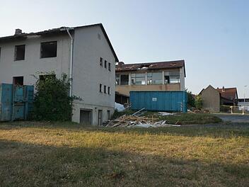 Noch steht die alte Schule in Langenleiten, doch der Abrissbagger wird täglich erwartet.  Marion Eckert