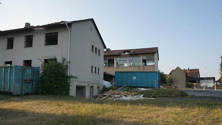 Noch steht die alte Schule in Langenleiten, doch der Abrissbagger wird täglich erwartet.  Marion Eckert
