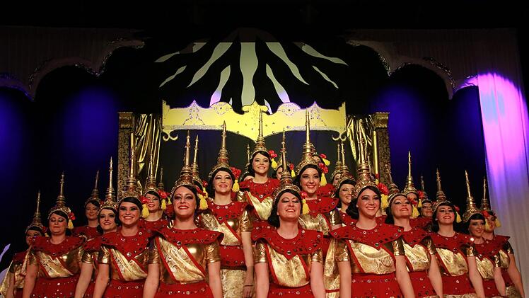 Die Maxi-Garde als "Tempeltänzerinnen". Foto: Jürgen Gärtner