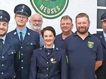 Der Feuerwehr Neuses ist ein Generationenwechsel gelungen. Unser Bild zeigt (von links) Johannes H&ouml;fner (Beisitzer), Christian Schorn (2. Kommandant), Daniel Gl&auml;&szlig;el (Schriftf&uuml;hrer), Joshua Pyka (Vorsitzender), Stadtrat Winfried Lebok, Christina S...