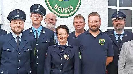 Der Feuerwehr Neuses ist ein Generationenwechsel gelungen. Unser Bild zeigt (von links) Johannes H&ouml;fner (Beisitzer), Christian Schorn (2. Kommandant), Daniel Gl&auml;&szlig;el (Schriftf&uuml;hrer), Joshua Pyka (Vorsitzender), Stadtrat Winfried Lebok, Christina S...