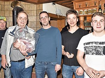 Diverse Fleisch- und Wurstpakete fanden bei den Besuchern rei&szlig;enden Absatz. Aber auch Brotzeiten und Obstk&ouml;rbe befanden sich im Verlosungstopf des Kleintierzuchtvereins.