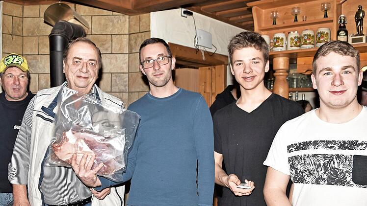 Diverse Fleisch- und Wurstpakete fanden bei den Besuchern rei&szlig;enden Absatz. Aber auch Brotzeiten und Obstk&ouml;rbe befanden sich im Verlosungstopf des Kleintierzuchtvereins.