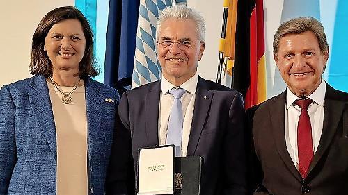 Hans-Peter Hubmann (Mitte) mit seinem Verfassungsorden. Mit im Bild Ilse Aigner und Rainer Ludwig