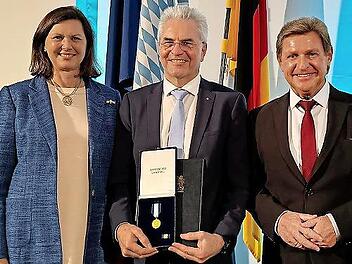 Hans-Peter Hubmann (Mitte) mit seinem Verfassungsorden. Mit im Bild Ilse Aigner und Rainer Ludwig