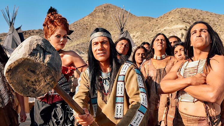 2017 gab es schon einmal ein "Schuh des Manitu"-Comeback: In "Bullyparade - Der Film" hat sich Winnetou (Michael "Bully" Herbig, zweiter von links)  verliebt. Beim Hau-den-Lukas will er seine Männlichkeit unter Beweis stellen.