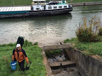 Seit Anfang Anfang des Jahres floss hier kein Wasser mehr: Angler Hans Krapp am Auslauf des Sendelbachs in den Main-Donau-Kanal.   Foto: Michael Wehner
