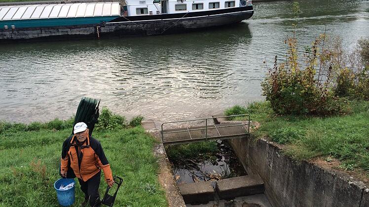 Seit Anfang Anfang des Jahres floss hier kein Wasser mehr: Angler Hans Krapp am Auslauf des Sendelbachs in den Main-Donau-Kanal.   Foto: Michael Wehner