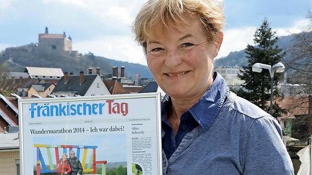 Christine E&szlig;er-B&ouml;hner h&auml;lt die Erinnerungsst&uuml;cke an ihre drei Wandermarathons in Ehren.  Foto: Dagmar Besand