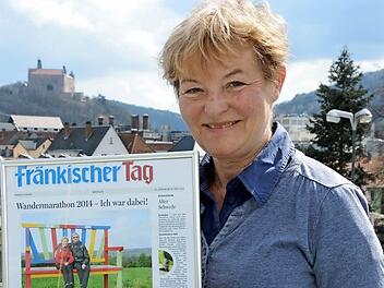 Christine Eßer-Böhner hält die Erinnerungsstücke an ihre drei Wandermarathons in Ehren.  Foto: Dagmar Besand