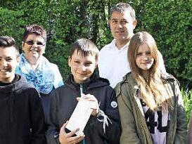 Die Preistr&auml;ger mit dem Vertreter der Schule, der Sch&uuml;lerzeitung und des Sponsors: Rektor Raimund Willert, Hannelore Schlee sowie Lisa Heller (links) und Kathrin Lempa (rechts) mit den Gewinnern (von links) Maximilian Lleshi, Jonas Pflaum, Lara-Marie Babik.  Foto: Mittelschule Eltmann