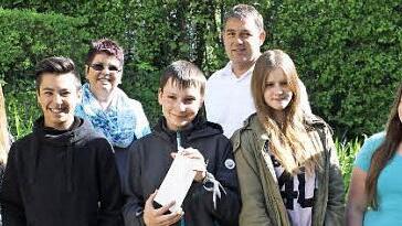 Die Preistr&auml;ger mit dem Vertreter der Schule, der Sch&uuml;lerzeitung und des Sponsors: Rektor Raimund Willert, Hannelore Schlee sowie Lisa Heller (links) und Kathrin Lempa (rechts) mit den Gewinnern (von links) Maximilian Lleshi, Jonas Pflaum, Lara-Marie Babik.  Foto: Mittelschule Eltmann