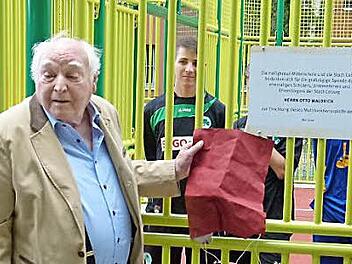 Otto Waldrich (Mitte) enthüllte die zu seiner Erinnerung angebrachte Ehrentafel zusammen mit Oberbürgermeister Norbert Tessmer (links) und Rektor Harald Sapper.  Foto: Doris Weidner