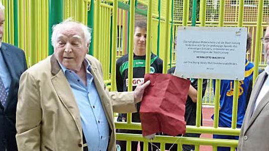 Otto Waldrich (Mitte) enthüllte die zu seiner Erinnerung angebrachte Ehrentafel zusammen mit Oberbürgermeister Norbert Tessmer (links) und Rektor Harald Sapper.  Foto: Doris Weidner