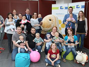 Die Stadt Bad Rodach und die Bürgerstiftung der Stadt Bad Rodach beschenkten alle Eltern, die im Jahr 2016 Nachwuchs bekommen haben. Bürgermeister Tobias Ehrlicher überreichte ihnen bei der Zusammenkunft in der Gerold-Strobel-Halle einen Gutschein über 100 Euro. Foto: Desombre