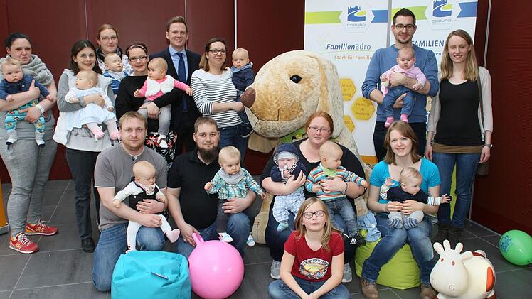 Die Stadt Bad Rodach und die Bürgerstiftung der Stadt Bad Rodach beschenkten alle Eltern, die im Jahr 2016 Nachwuchs bekommen haben. Bürgermeister Tobias Ehrlicher überreichte ihnen bei der Zusammenkunft in der Gerold-Strobel-Halle einen Gutschein über 100 Euro. Foto: Desombre